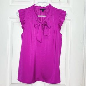 Sleeveless neck tie blouse.
